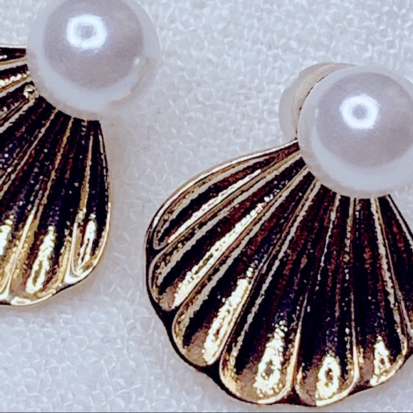 ❣️$25/3❣️ Gold Shell Faux Pearl Stud Earrings - Picture 4 of 11